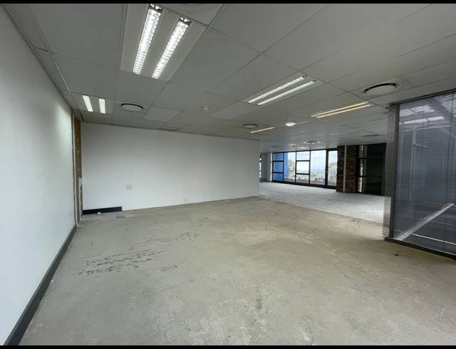 583M² OFFICE TO LET IN BRYANSTON